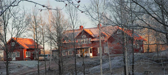 Gästhus och maskinrum till höger och vänster om huset.