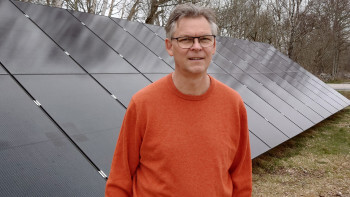 Niclas installerade solceller på marken