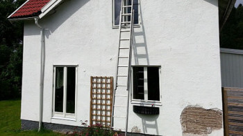 Målade, spacklade, fräste ner och lade silikon på husägarens fasad