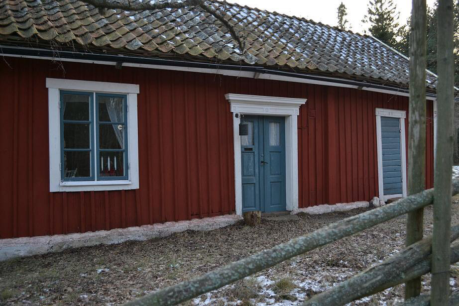 blå dörr rött hus