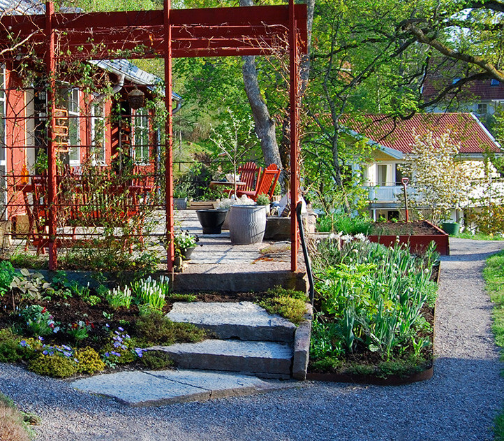 Rödmålad pergola av Marika Delin