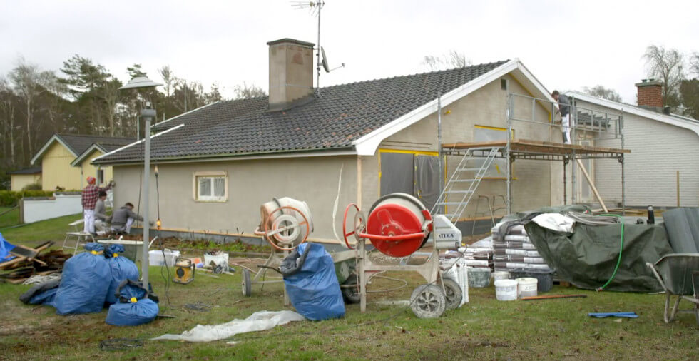 Putsar och vitkalkar fasaden