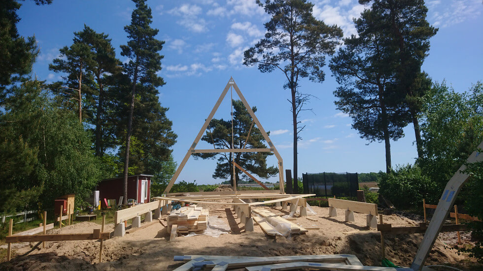 Sand, bärlinor och takstolar A-frame