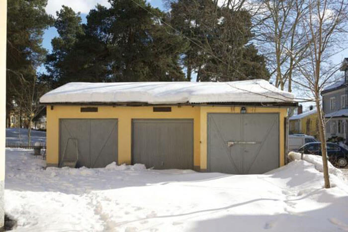 Snöig garagetuppfart