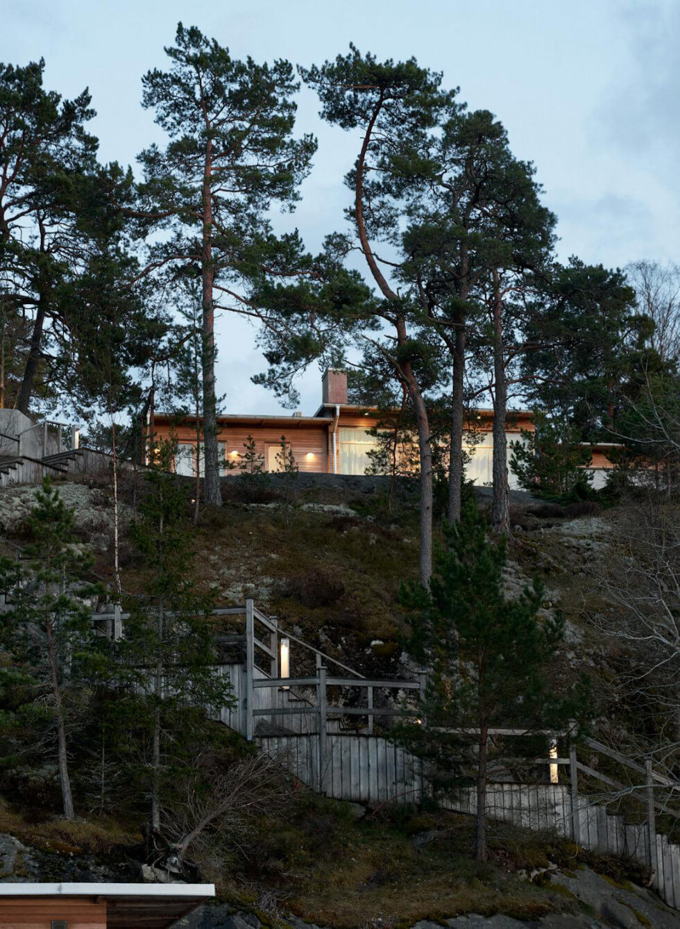 sommarstuga träpanel stavnäs värmdö berg trappa