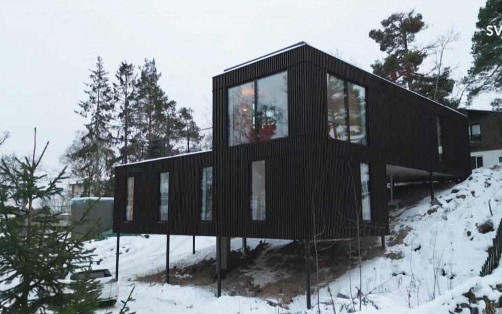 Hus på styltor i Trångsund färdigställt i vinterskrud