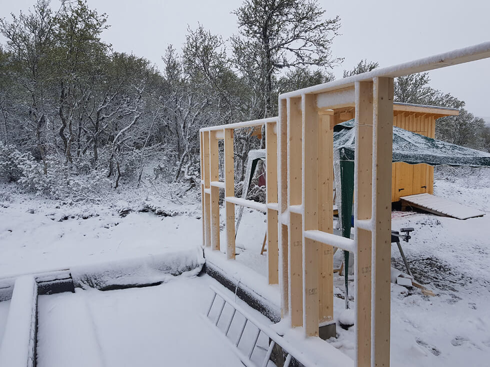 Tillbyggnad trots snöväder.