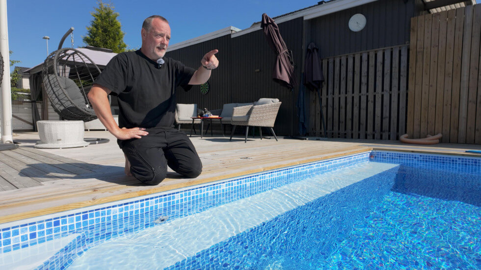 Torbjörn visar poolen