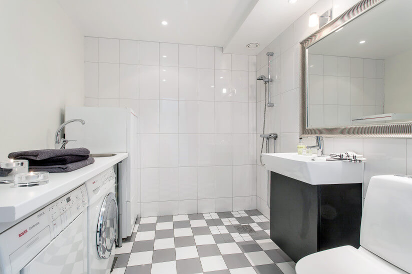 tvattstuga badrum dusch rutigt golv spegel i ram utanpa?liggande.png