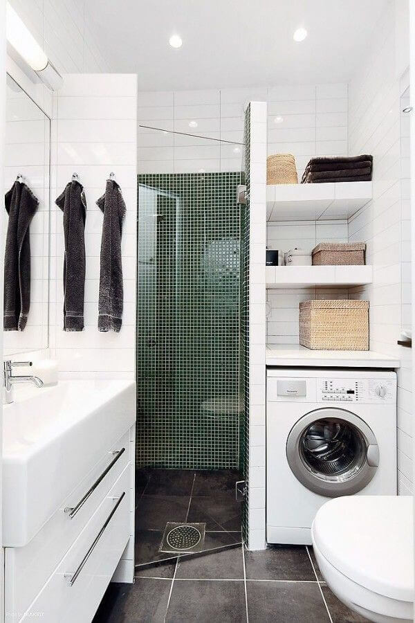 litet badrum med tvättmaskin.jpg