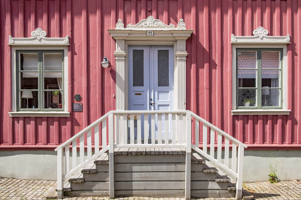 Rosa hus med lila dörr