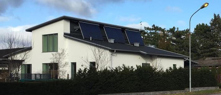 Solceller på taket kombineras med annan värmekälla.