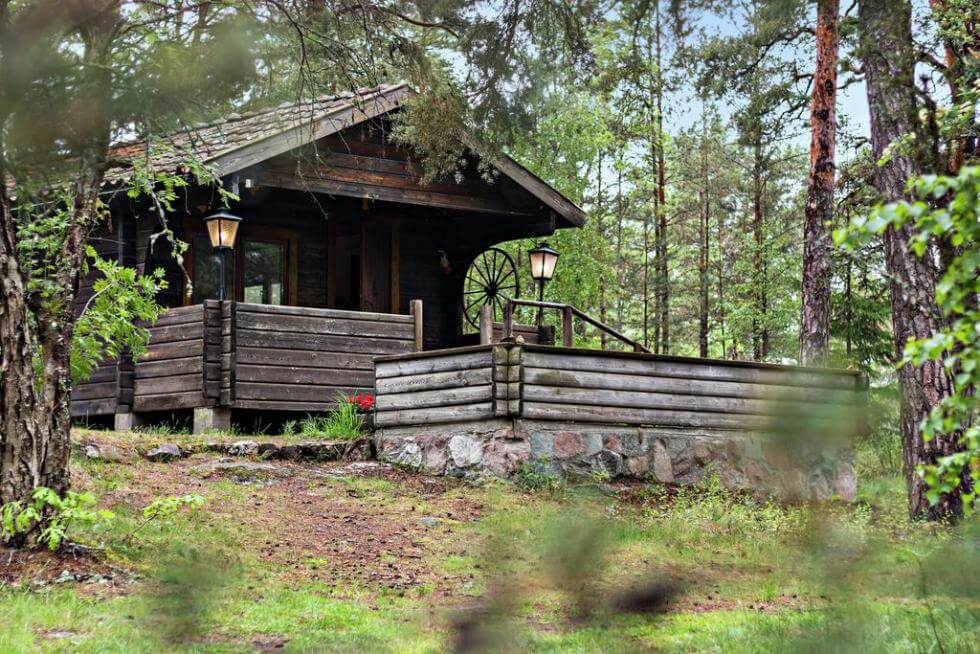 Knuttimrat hus i skogen