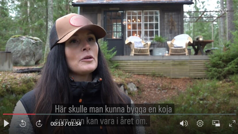 Byggaren Terese och "skogskojjan" som hon och hennes barn döpt den lilla stugan till.