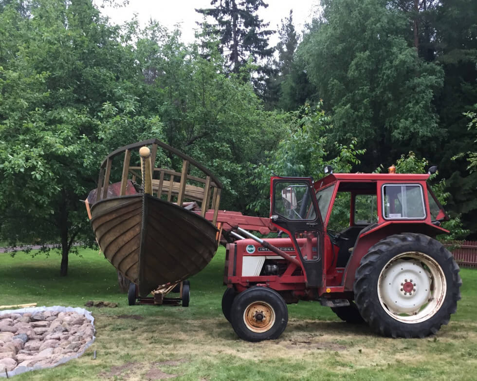 Piratskepp flyttas med traktor