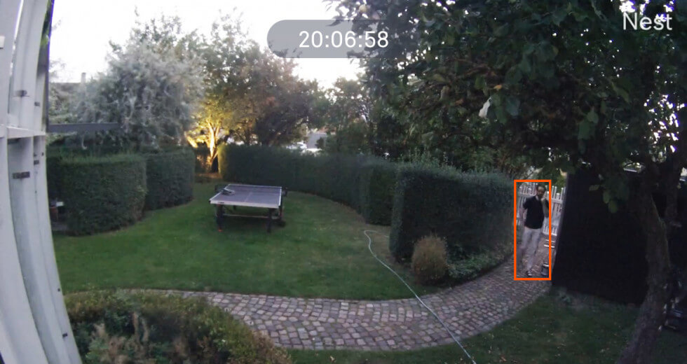Google Nests utomhuskamera filmar när någon rör sig på tomten, vilket du kan se i appen.