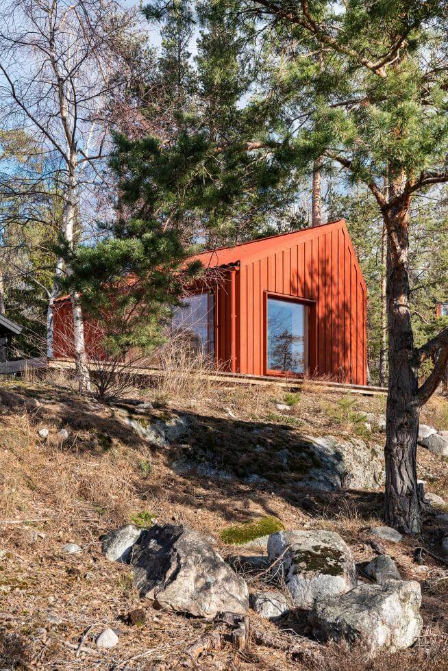 Huset inbäddat i naturen