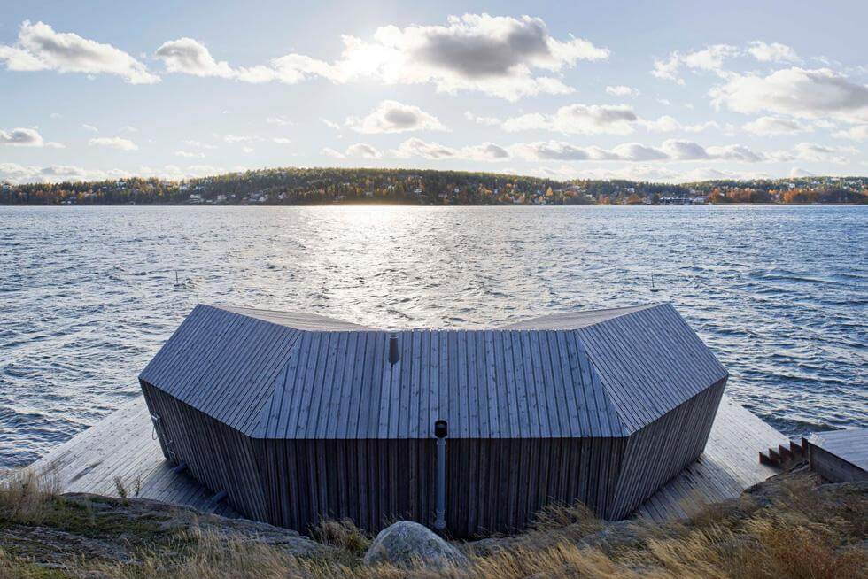 Bastun vänd ut mot vattnet