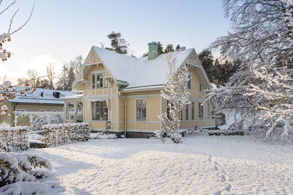 Villa Solbacken i vinterskrud.