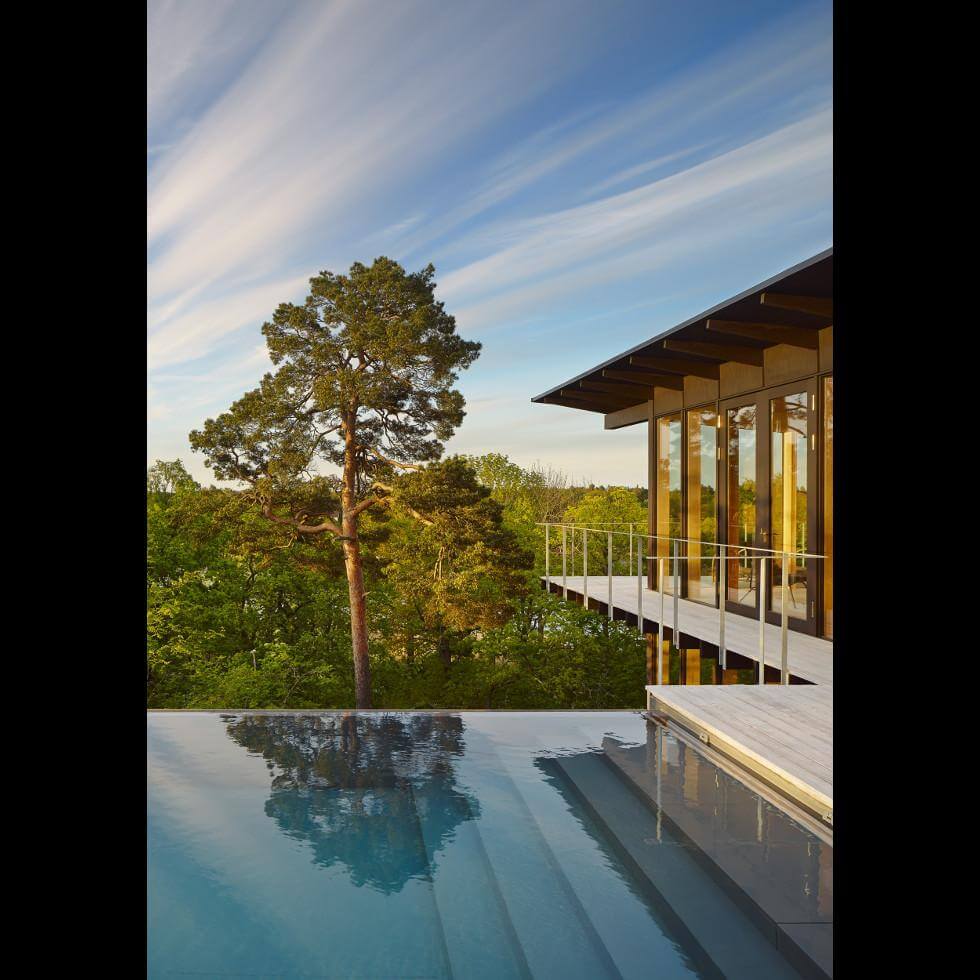 paviljong i trä och glas med pool