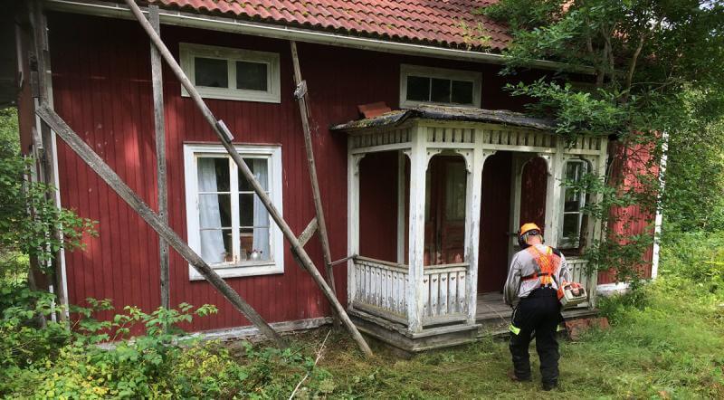 Skriva över halva huset på frun