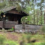 Knuttimrat hus i skogen